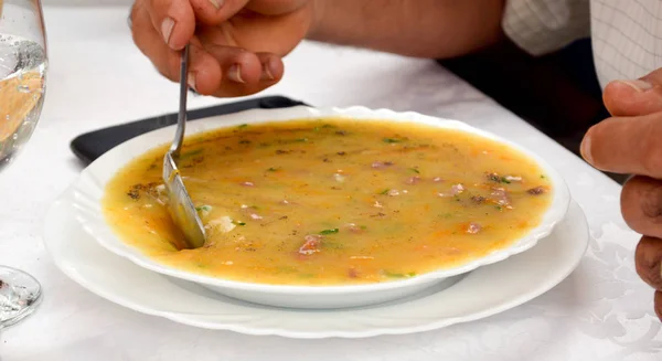 Un plato de sopa de ternera con especias y verduras. Chorba, Sopa macedonia tradicional — Foto de Stock