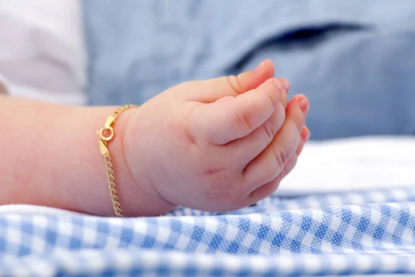 Dětské ruky s zlatý náramek — Stock fotografie