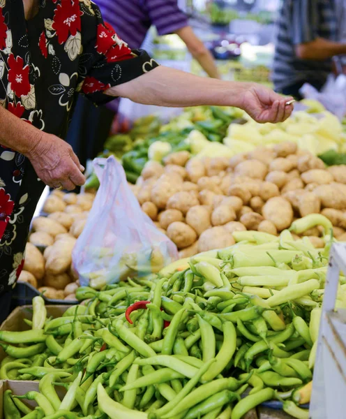 RESEN, MACEDONIA - 15 de julio de 2017: La gente compra frutas y verduras frescas en un mercado de agricultores en Resen, Macedonia — Foto de Stock