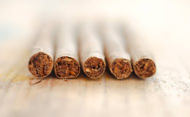 Cigarillo ahşap arka planda