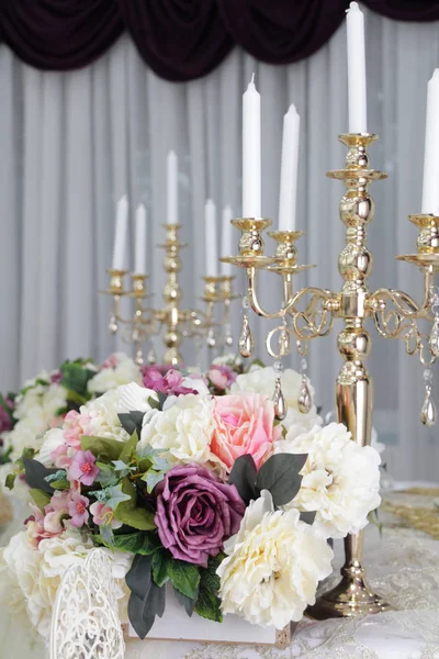 Mooie bloemen op tafel in trouwdag — Stockfoto