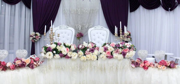 Hermosas flores en la mesa en el día de la boda —  Fotos de Stock