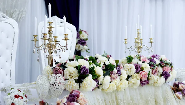 Bellissimi fiori sul tavolo nel giorno del matrimonio — Foto Stock