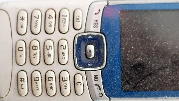 Schmutzige und staubige alte gebrauchte Mobiltelefone. — Stockfoto