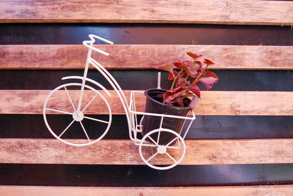 Decoración floral,,, decoración. Moto de juguete con cesta — Foto de Stock