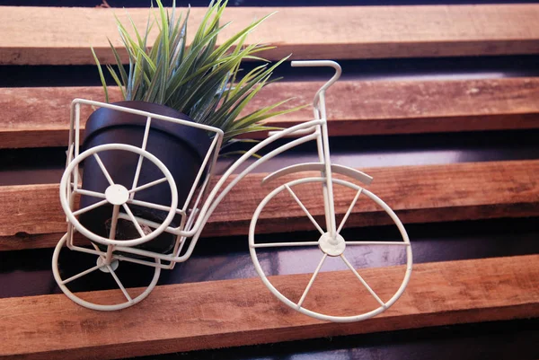 Kwiatowy ozdoba, dekoracja. Zabawka rower z koszykiem — Zdjęcie stockowe
