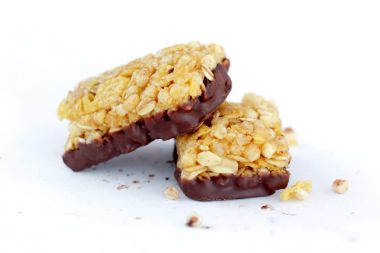 Beyaz arka plan üzerinde izole fındık ile sağlıklı tahıl barlar