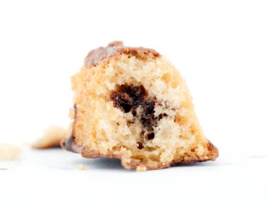 parçalar kakao kaplamalı pasta çikolata sause ile doğranmış