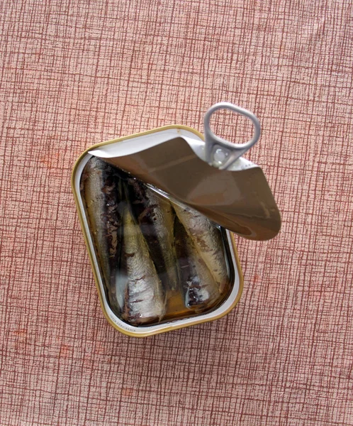 Boîte ouverte de sardines sur une planche brune — Photo