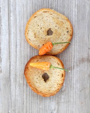 Fırında dilim rulo, kırmızı biber biber lezzet ile