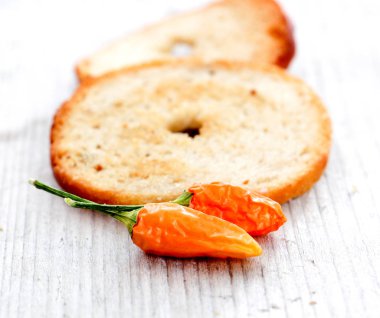 Fırında dilim rulo, kırmızı biber biber lezzet ile