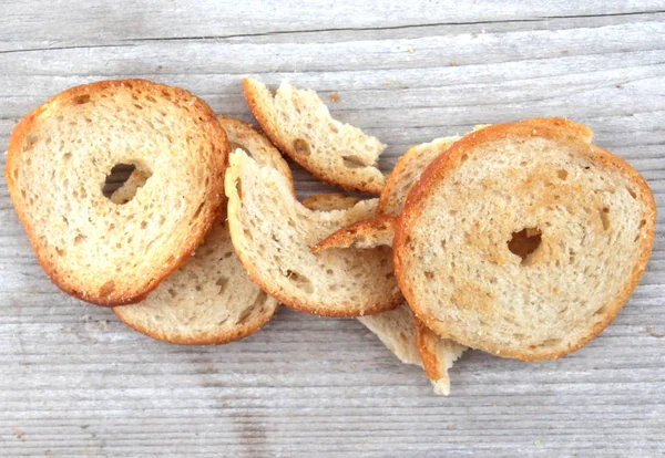 Rouleaux de cuisson croustillants sur fond de bois — Photo