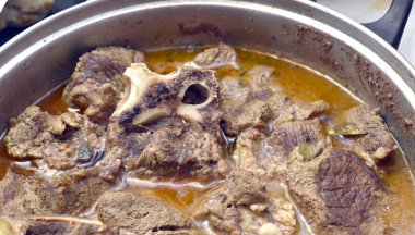 Yavaş bir tencerede et Dana kavurma