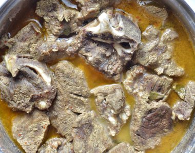 Yavaş bir tencerede et Dana kavurma