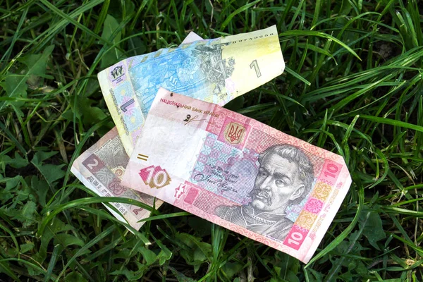 Image d'un billet de banque ukrainien Hryvnia sur fond d'herbe — Photo