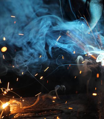 Kaynak Work.Sparks ve kaynak eser duman