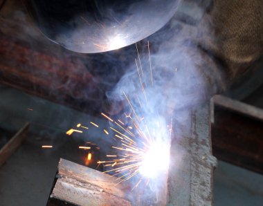 Kaynak Work.Sparks ve kaynak eser duman