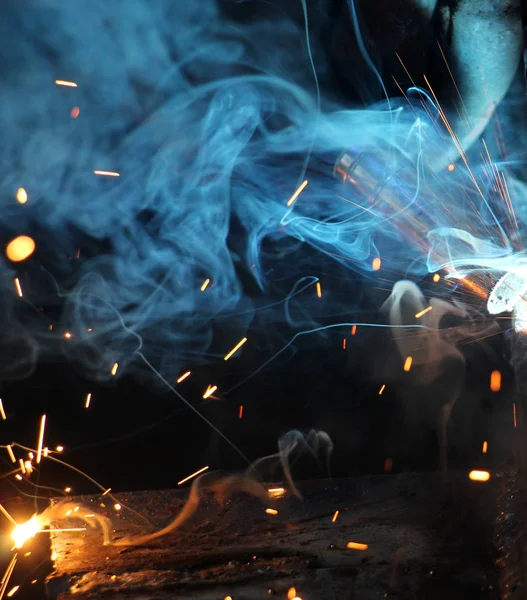 Soldadura work.sparks e fumaça de um trabalho de soldagem — Fotografia de Stock