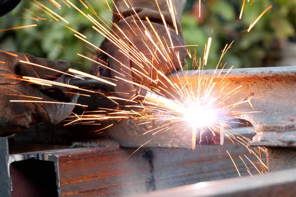 Kaynak Work.Sparks ve kaynak eser duman