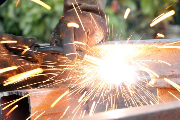 Soldadura work.sparks e fumaça de um trabalho de soldagem — Fotografia de Stock