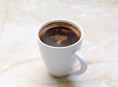 Kahve fincanı ve bir tablo. açık renkli.