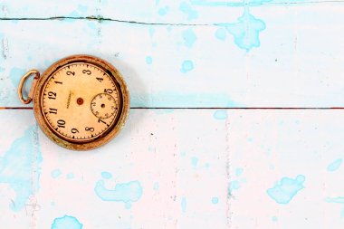 mavi boyalı ahşap suraface Vintage cep saati