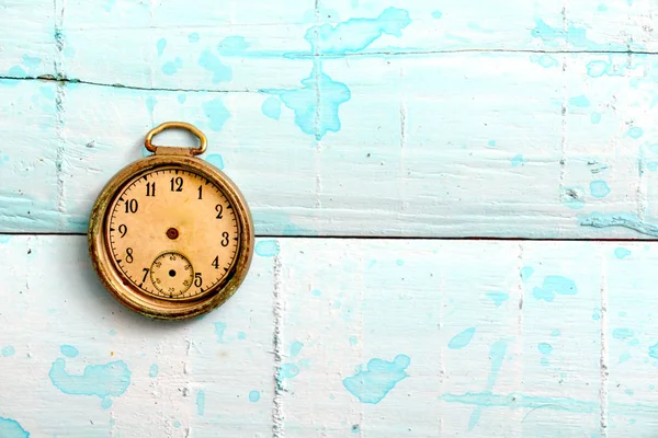 Reloj de bolsillo vintage en un suraface de madera pintada azul — Foto de Stock