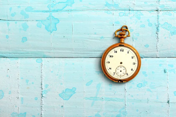 mavi boyalı ahşap suraface Vintage cep saati