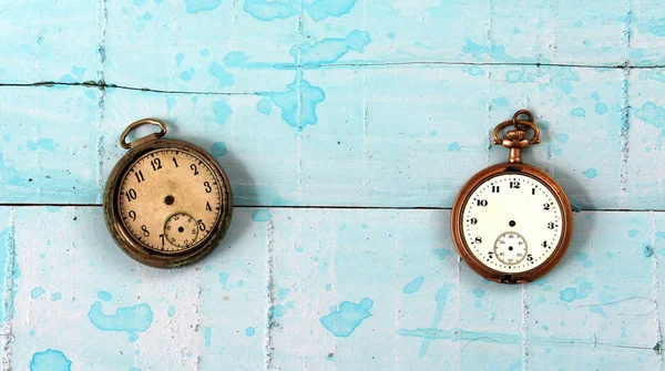 Relógio de bolso vintage em um suraface de madeira pintado azul — Fotografia de Stock