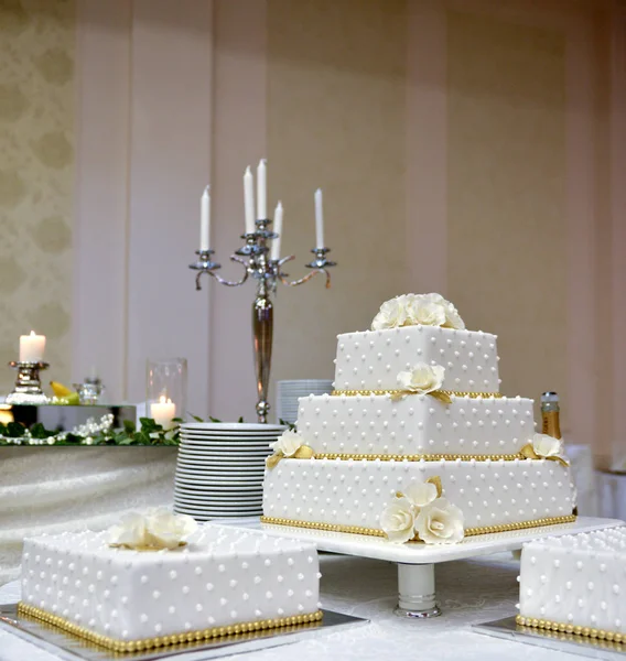 Bolo de casamento branco em uma mesa — Fotografia de Stock