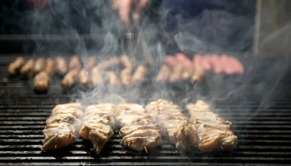 Куриное мясо на угольном барбекю — стоковое фото