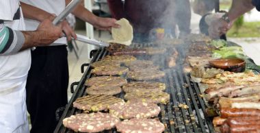 kömürün üstünde bir barbekü ızgara et