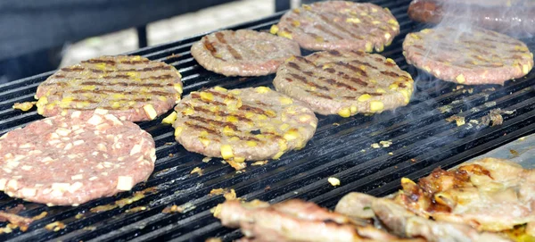 Grilla köttet på kolen på en grill — Stockfoto