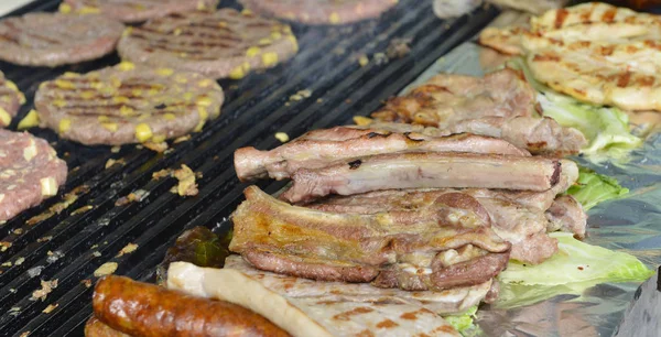 Grelhar carne nas brasas num churrasco — Fotografia de Stock