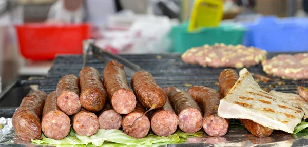 Grelhar carne nas brasas num churrasco — Fotografia de Stock