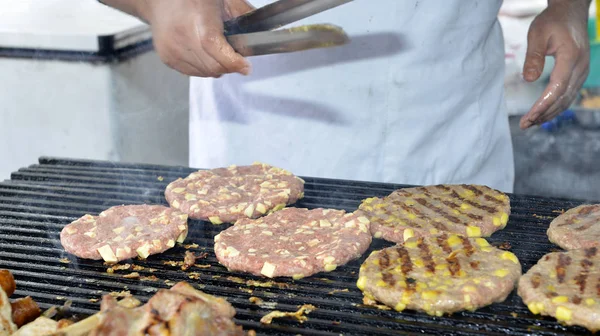 Grelhar carne nas brasas num churrasco — Fotografia de Stock