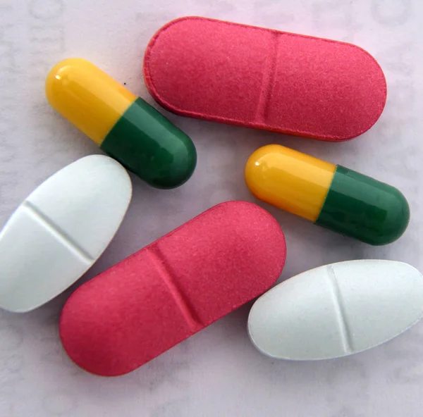 Sok színes tabletták és kapszulák, közelről — Stock Fotó