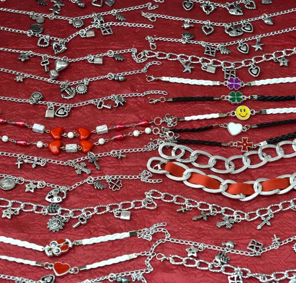 Imagen de varias pulseras baratas para la venta en un bazar —  Fotos de Stock