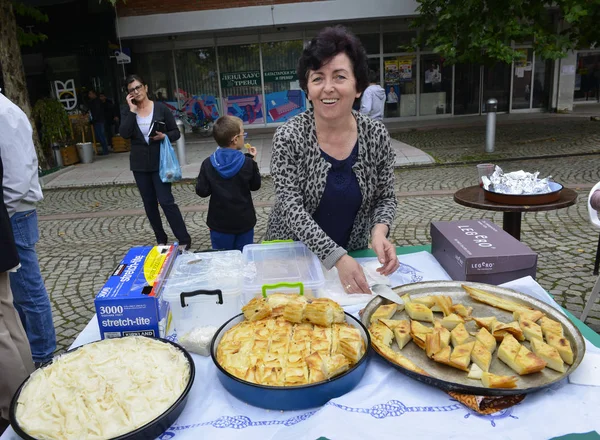 Resne, Makedonya. 27 Eylül 2017: festival Prespa elma, 2017 Resen, Makedonya'da toplama sırasında gomleze denilen kadın satan geleneksel ev yapımı hamur işleri