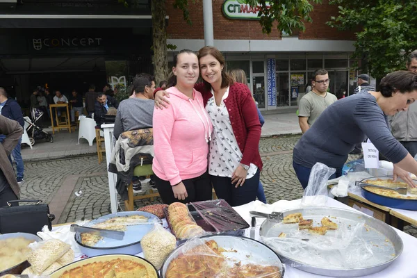 Resne, Makedonya. 27 Eylül 2017: geleneksel ev yapımı pasta satan iki girsl festival Prespa elma 2017 Resen, Makedonya, görüntüde toplama sırasında gomleze denilen