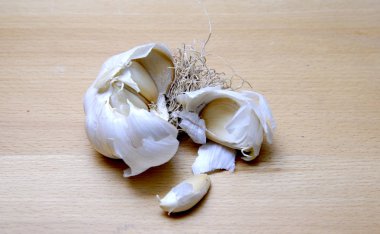 ahşap zemin üzerine sarımsak