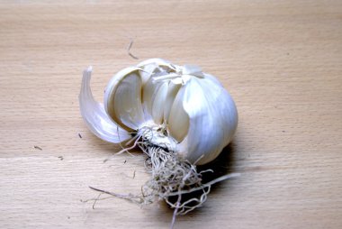 ahşap zemin üzerine sarımsak