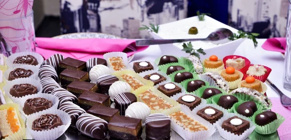 Beyaz izole çeşitli çikolatalı bonbon yapılan kalp şekli