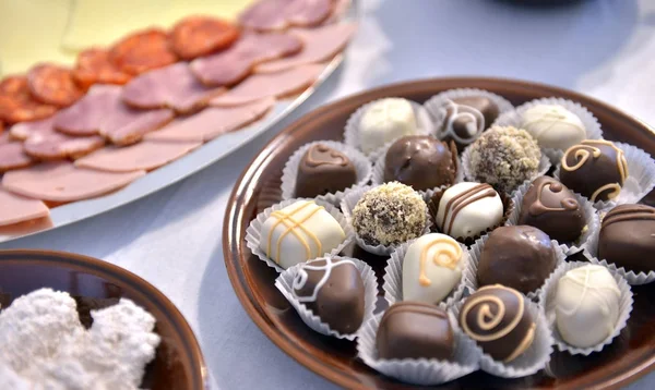 Hart vorm gemaakt van verschillende chocolade bonbons geïsoleerd op wit — Stockfoto