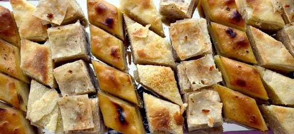 Традиционная домашняя македонская еда, гомлез, питулица, ашлама , — стоковое фото