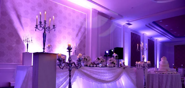 Lila Lichtershow auf einer Hochzeit — Stockfoto