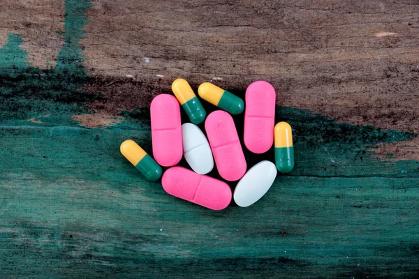 Viele bunte Pillen und Tabletten — Stockfoto