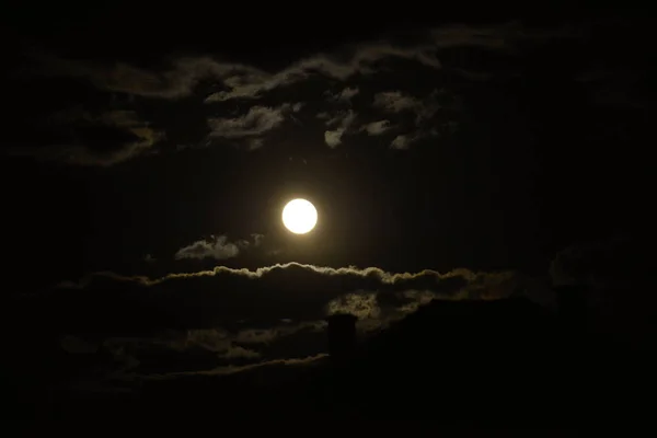Mystérieux ciel nocturne avec pleine lune — Photo