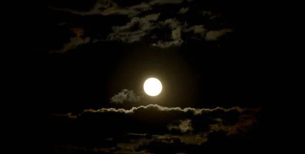 Céu noturno misterioso com lua cheia — Fotografia de Stock