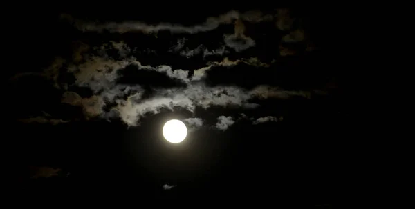 Mystérieux ciel nocturne avec pleine lune — Photo